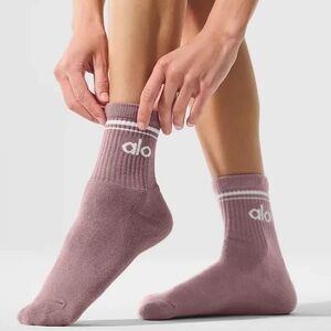 Alo Unisex Half - Crew Socks in Smoky Quartz Medium